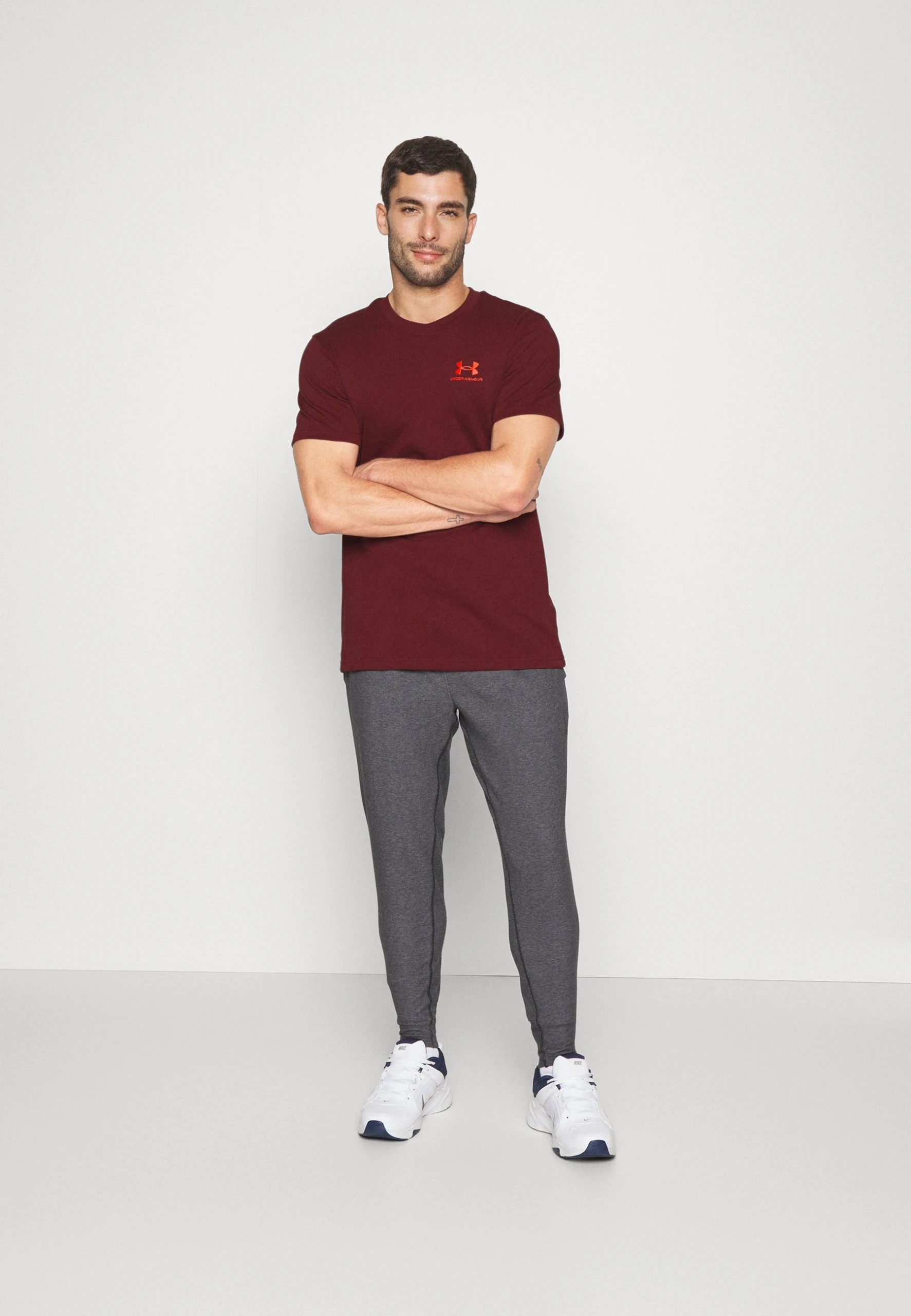 LOGO HEAVYWEIGHT - T-shirt basic - chestnut red/radio red Under Armour LOGO HEAVYWEIGHT - T-shirt Basic - Chestnut Red/radio Red -Under Armour shop 023a9ab9abf0488b938d36059a01ea37 scaled