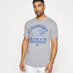 Under Armour ROCK CHAMP - T-shirt Z Nadrukiem - Steel Light Heather/blue Mirage 2 Under Armour ROCK CHAMP - T-shirt Z Nadrukiem - Steel Light Heather/blue Mirage -Under Armour shop 02f4dd7925174a57b230fbee59c6d630 scaled