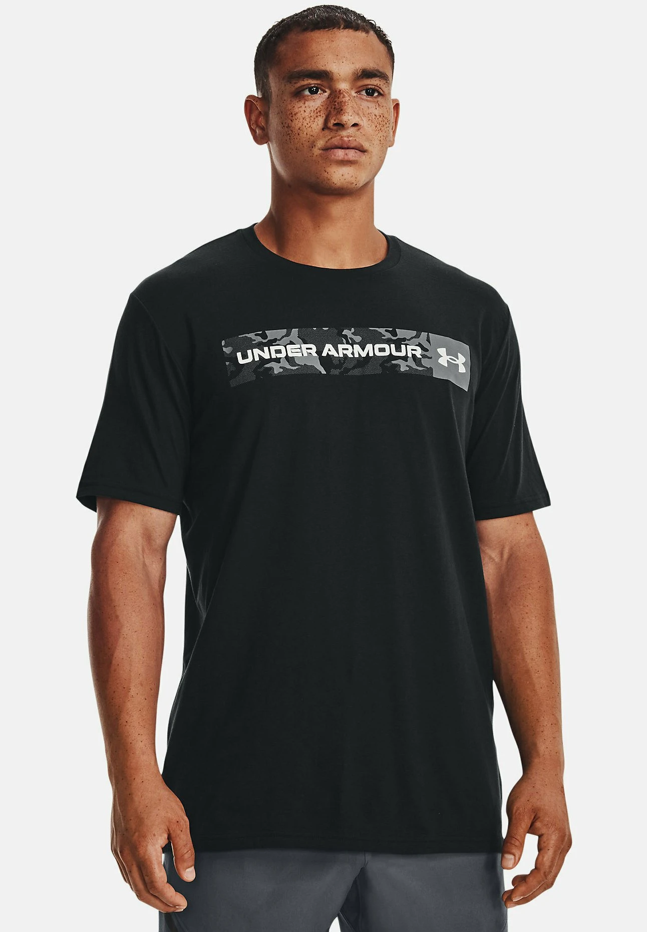 SHORT SLEEVE CAMO CHEST STRIPE - Koszulka sportowa - black Under Armour SHORT SLEEVE CAMO CHEST STRIPE - Koszulka Sportowa - Black -Under Armour shop 04c06b6a5318450ea3f6800535393f7f