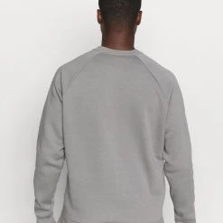 Under Armour RIVAL CAMO SCRIPT - Bluza - Grey -Under Armour shop 093b009271d34d259c6624bce3bf4193 scaled