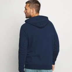 Under Armour RIVAL HOODIE - Bluza Z Kapturem - Academy/onyx White -Under Armour shop 0d69c18f8f3b4654a5741a837e13463c scaled