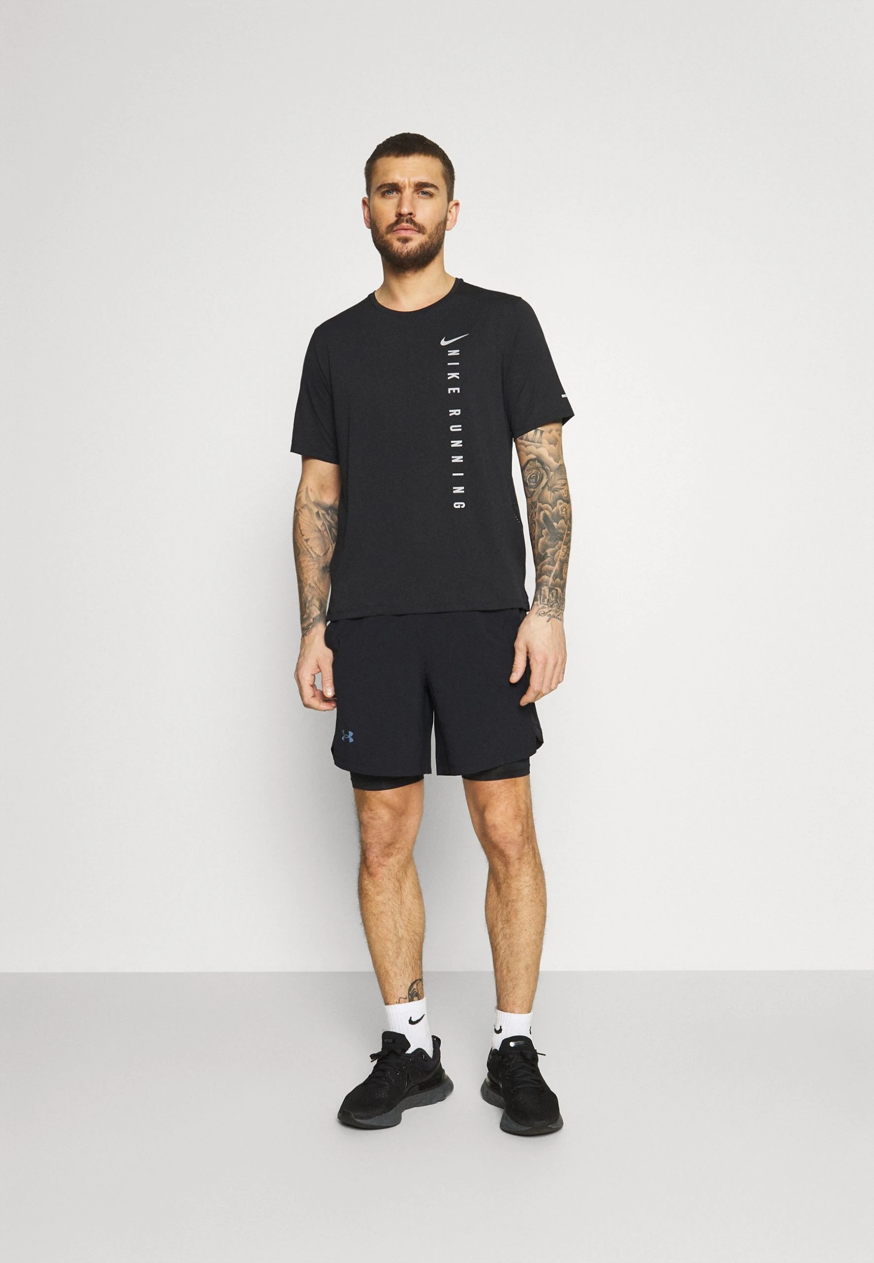 LAUNCH - Krótkie spodenki sportowe - black Under Armour LAUNCH - Krótkie Spodenki Sportowe - Black -Under Armour shop 0e312841325146848c128015a0820cb4 scaled