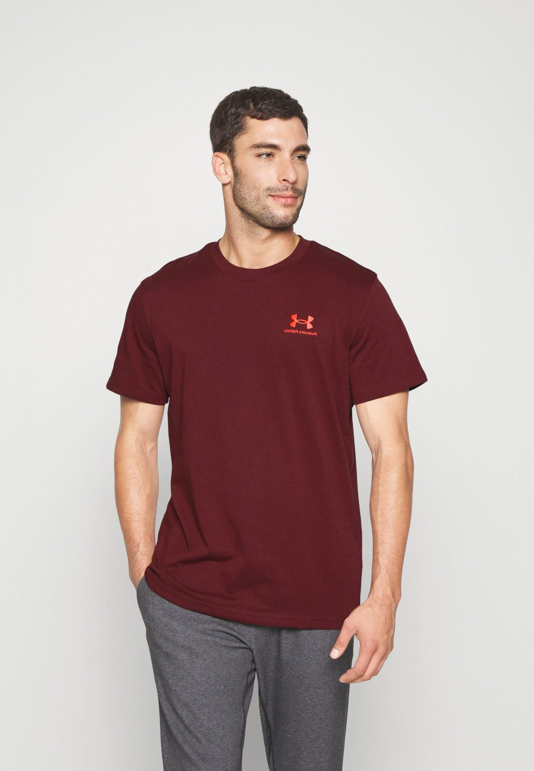 LOGO HEAVYWEIGHT - T-shirt basic - chestnut red/radio red Under Armour LOGO HEAVYWEIGHT - T-shirt Basic - Chestnut Red/radio Red -Under Armour shop 15b1db4dd47f4bfb852d4d3dbde4948c scaled