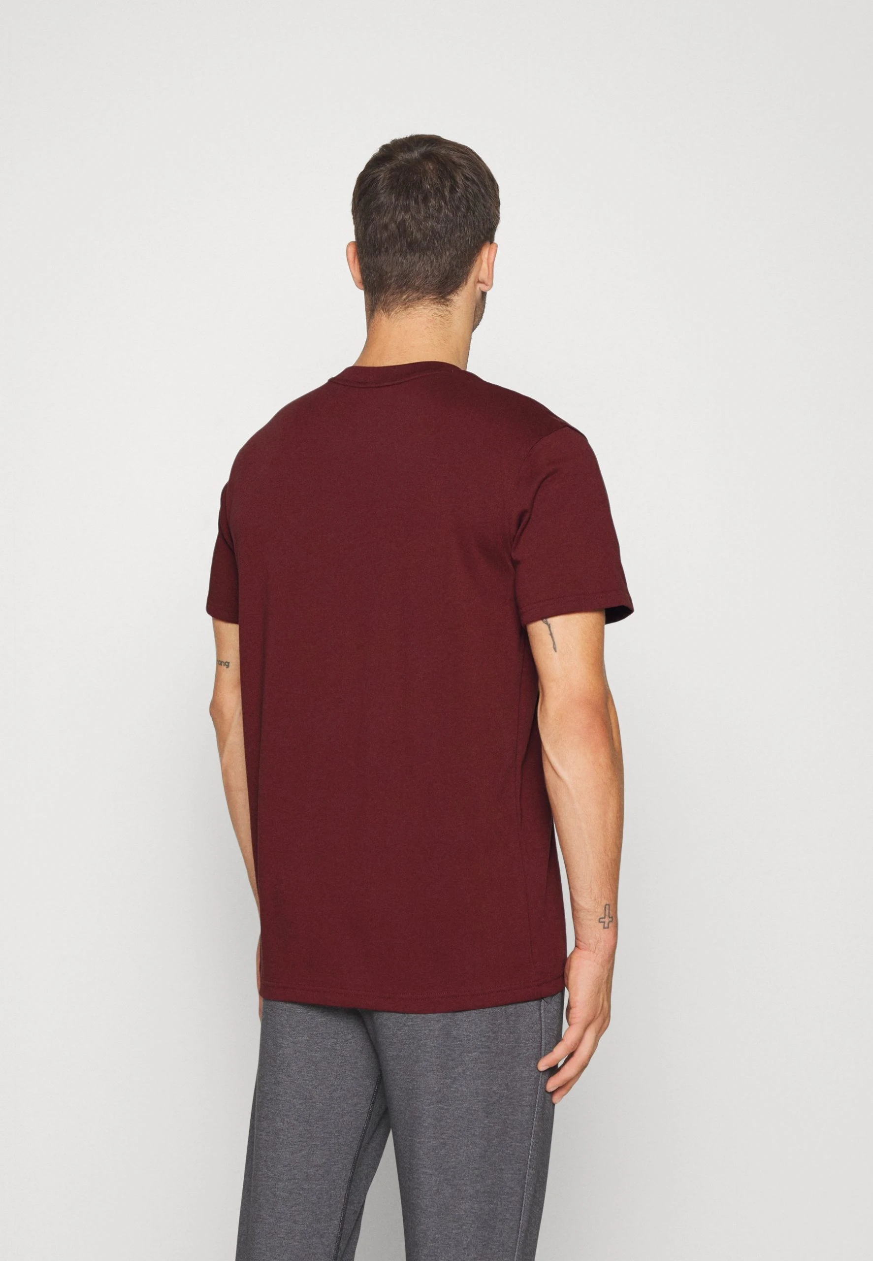 LOGO HEAVYWEIGHT - T-shirt basic - chestnut red/radio red Under Armour LOGO HEAVYWEIGHT - T-shirt Basic - Chestnut Red/radio Red -Under Armour shop 18f3ecf06b8d4254bd5a6c1655880cf7 scaled