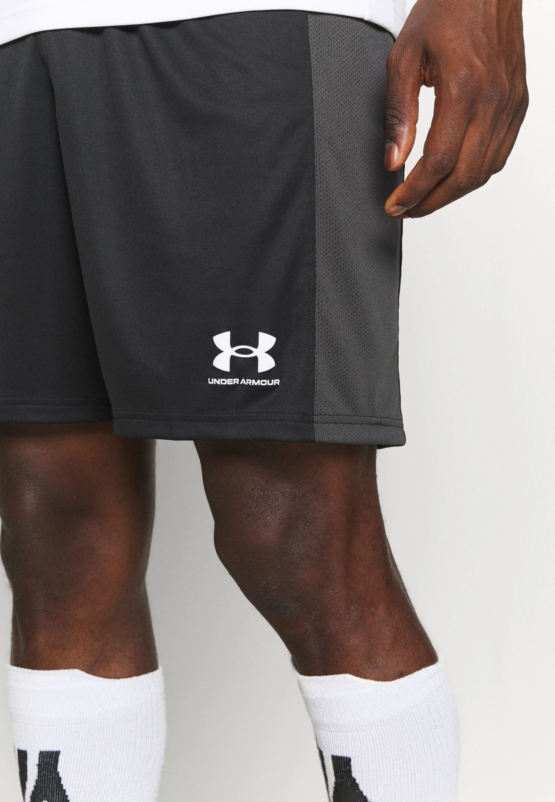 Under Armour CHALLENGER - Krótkie Spodenki Sportowe - Black/white 4 Under Armour CHALLENGER - Krótkie Spodenki Sportowe - Black/white - obrazek 4
