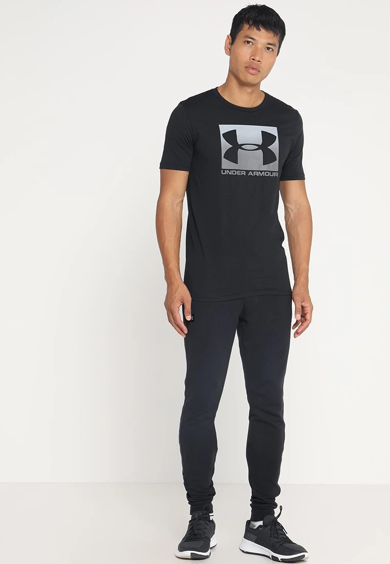 BOXED STYLE - T-shirt z nadrukiem - black/graphite Under Armour BOXED STYLE - T-shirt Z Nadrukiem - Black/graphite -Under Armour shop 24f9472a7a67472c9c698639871fffec