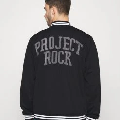 Under Armour VARSITY JACKET - Kurtka Outdoor - Black/white/white 4 Under Armour VARSITY JACKET - Kurtka Outdoor - Black/white/white -Under Armour shop 2c6656e9d58a40aca130d94c12cfea7f scaled