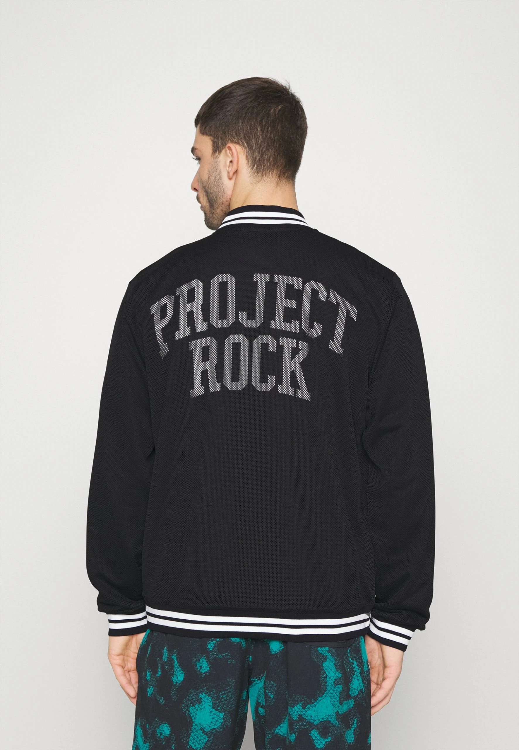 VARSITY JACKET - Kurtka Outdoor - black/white/white Under Armour VARSITY JACKET - Kurtka Outdoor - Black/white/white -Under Armour shop 2c6656e9d58a40aca130d94c12cfea7f scaled