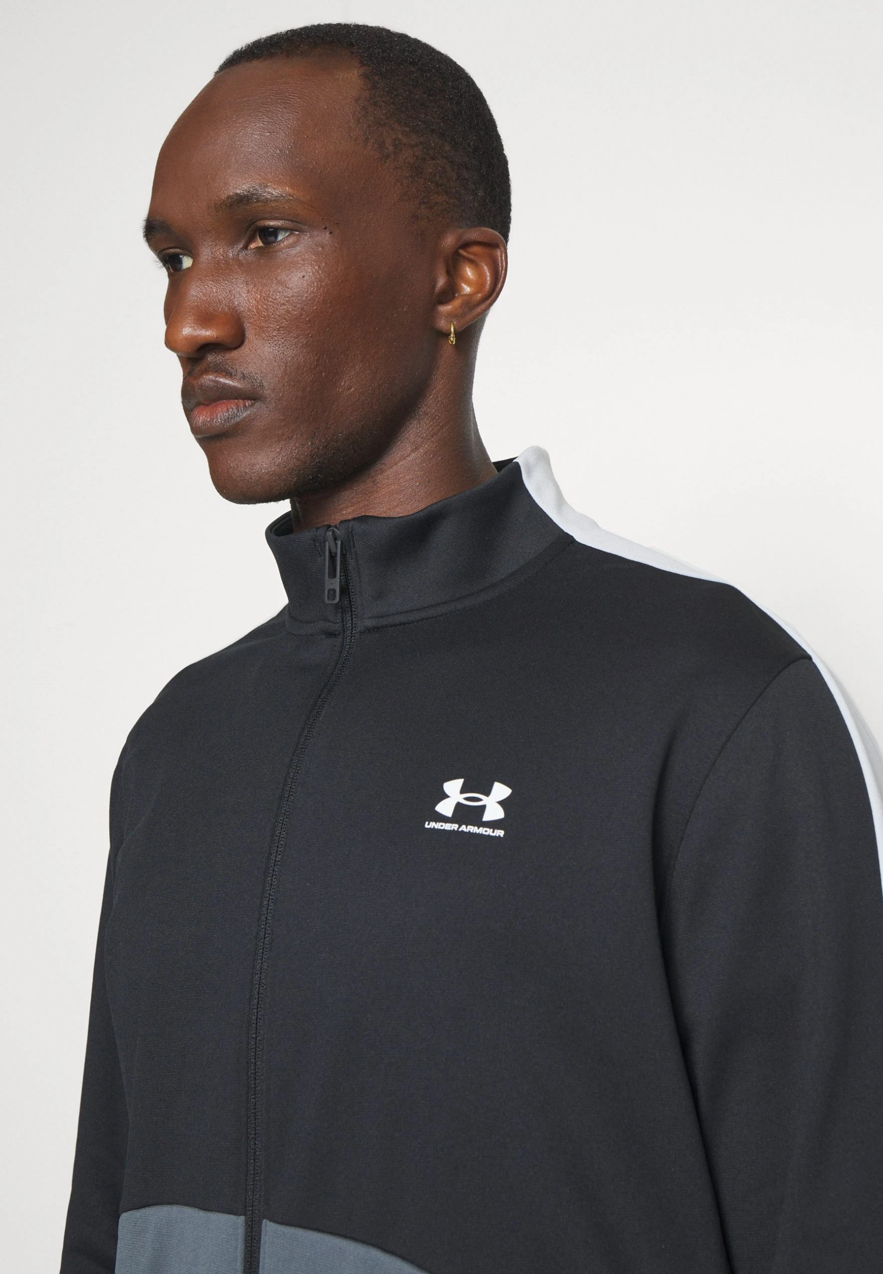 FASHION JACKET - Bluza rozpinana - black/pitch gray/white Under Armour FASHION JACKET - Bluza Rozpinana - Black/pitch Gray/white -Under Armour shop 309872d5e05a489f9114f9ac8d4b42d1 scaled