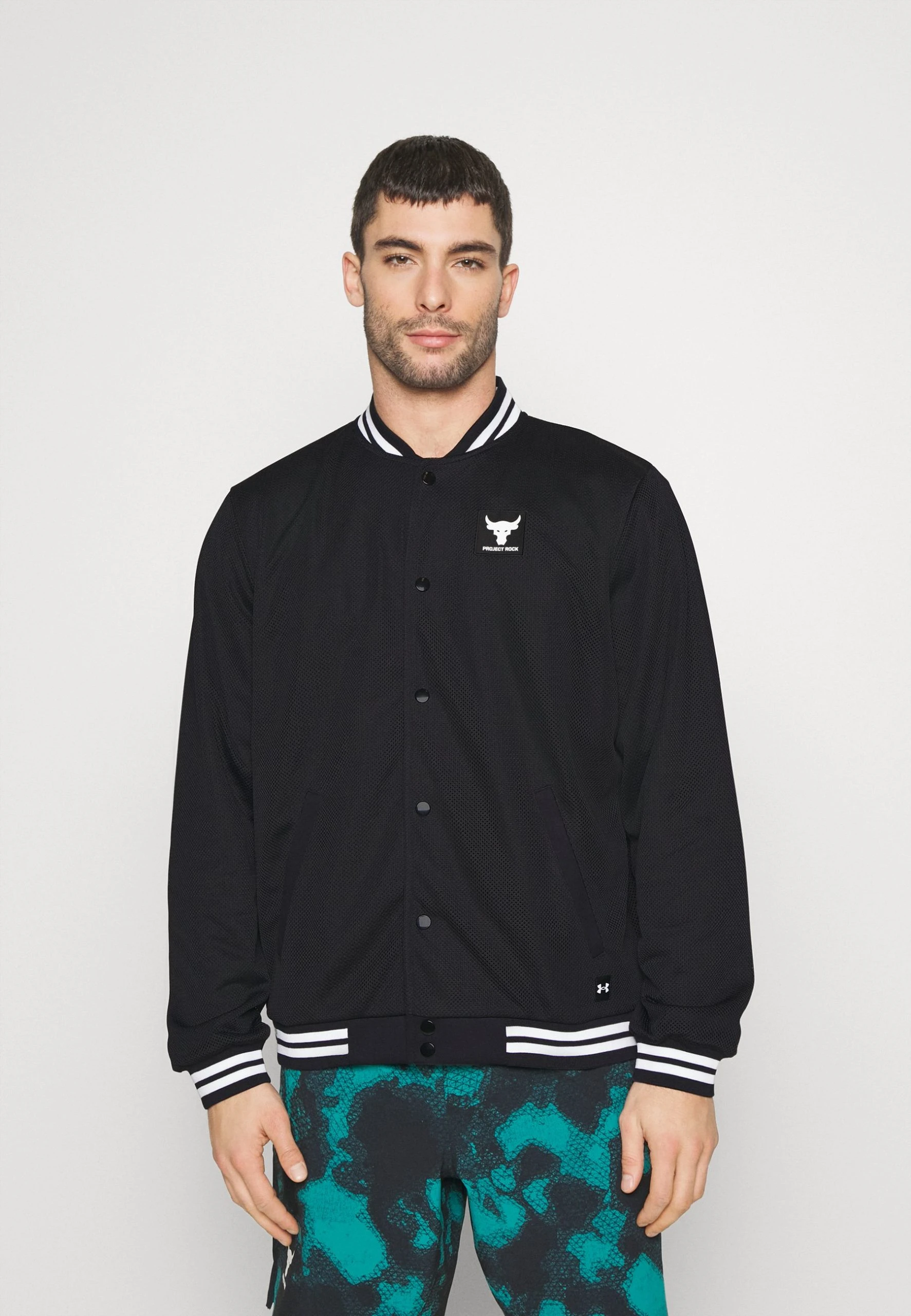 VARSITY JACKET - Kurtka Outdoor - black/white/white Under Armour VARSITY JACKET - Kurtka Outdoor - Black/white/white -Under Armour shop 317390d27f3148a3ae7752d5815a5d13 scaled