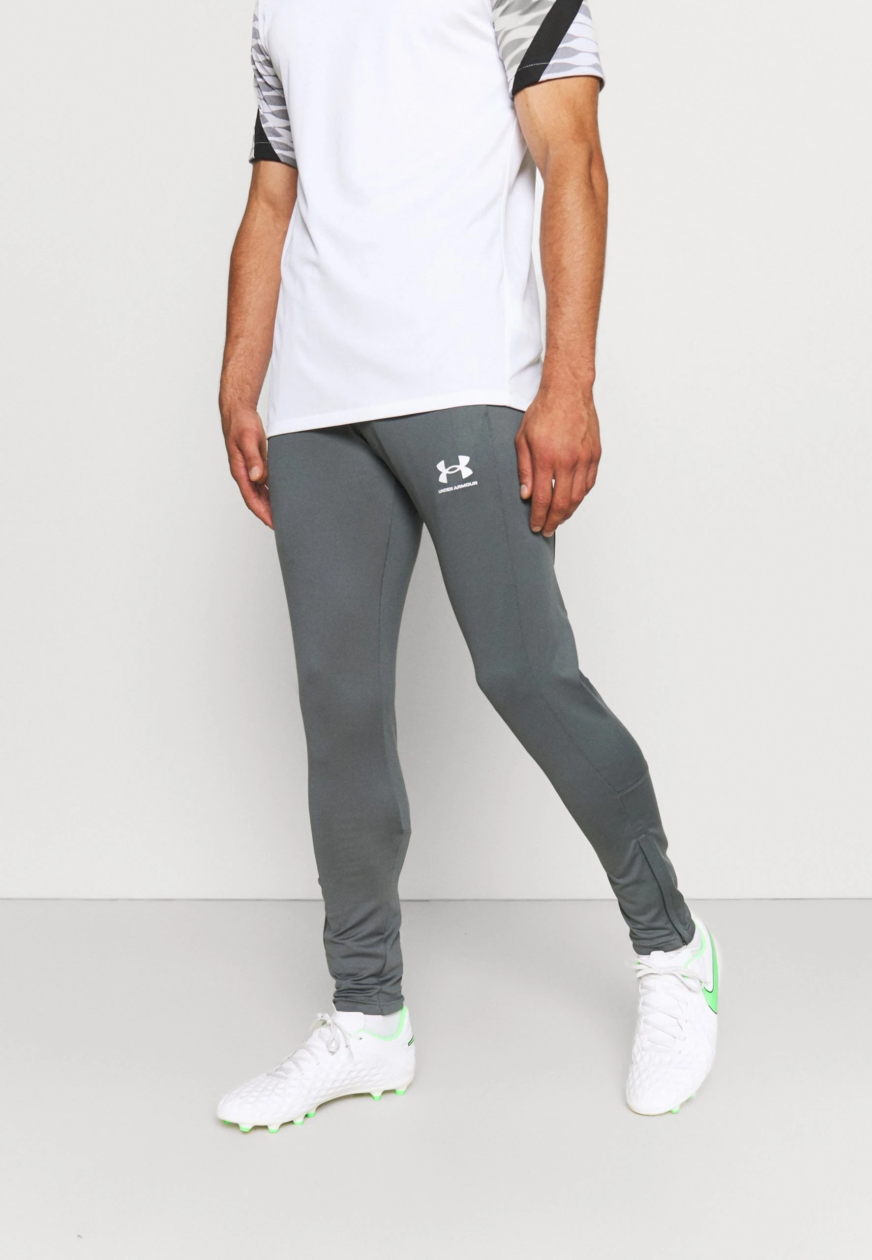 CHALLENGER - Spodnie treningowe - pitch gray/white Under Armour CHALLENGER - Spodnie Treningowe - Pitch Gray/white -Under Armour shop 379d510d6d4d4cc0b2e384e644b467fc scaled
