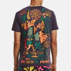 Under Armour SHORT SLEEVE GRAPH UA WE RUN IN PEACE SS - T-shirt Z Nadrukiem - Tux Purple