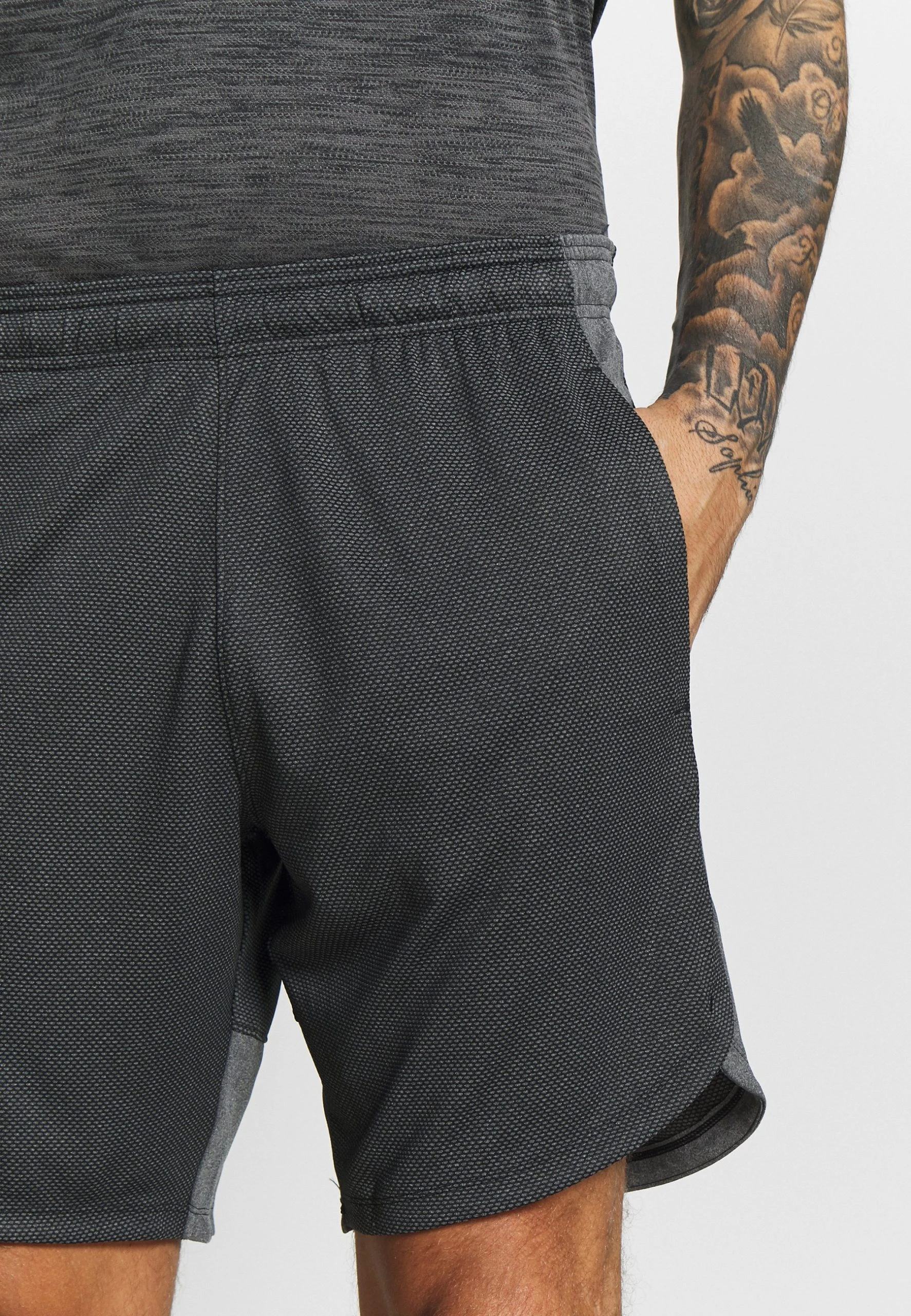 TRAINING SHORTS - Krótkie spodenki sportowe - black/mod gray Under Armour TRAINING SHORTS - Krótkie Spodenki Sportowe - Black/mod Gray -Under Armour shop 44be3e193e2047fbb6b4beef47e5a3c4 scaled