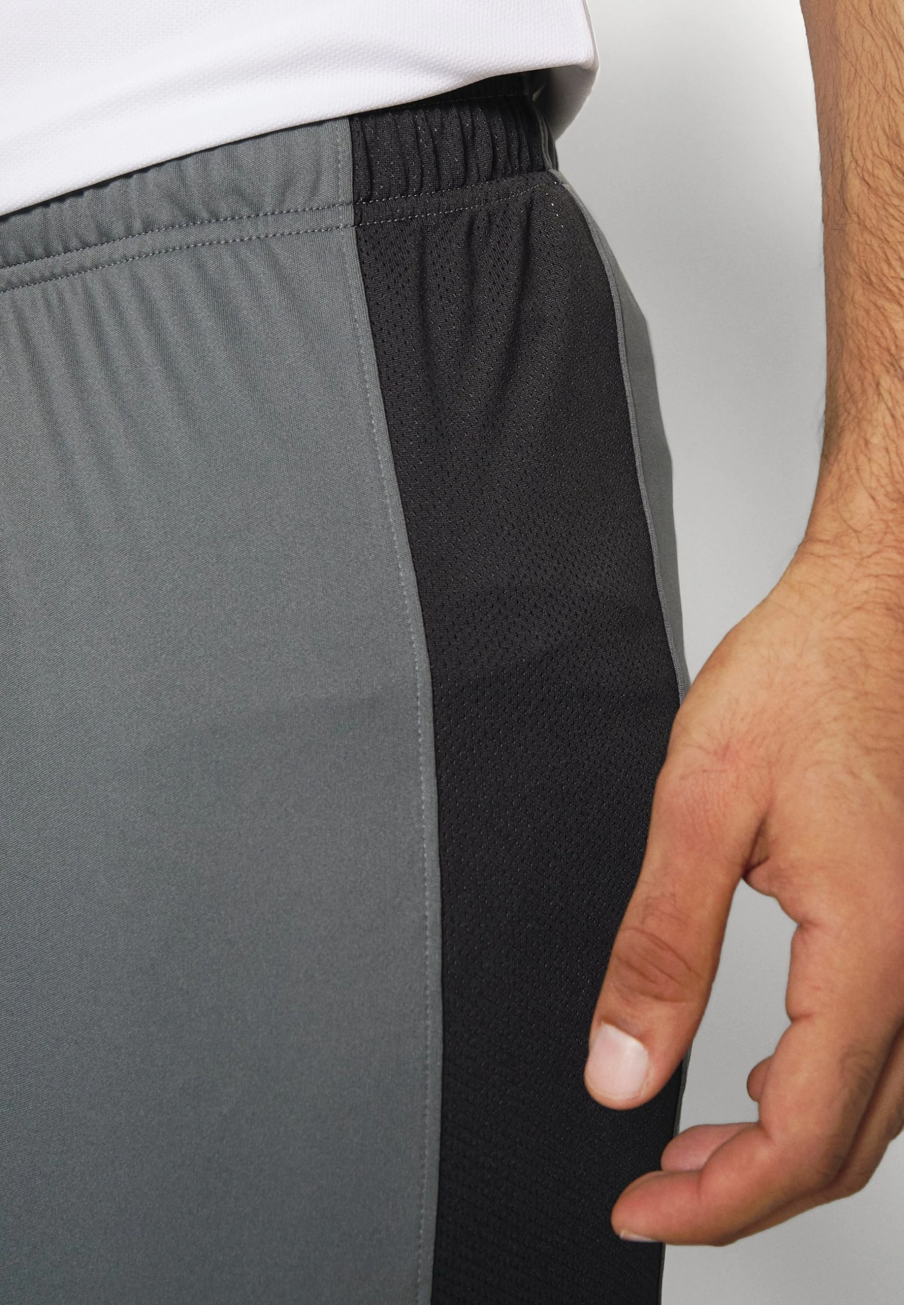 CHALLENGER - Krótkie spodenki sportowe - pitch gray/black Under Armour CHALLENGER - Krótkie Spodenki Sportowe - Pitch Gray/black -Under Armour shop 49628237f7cd49b693c8792fba1c05a2 scaled