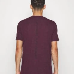 Under Armour SEAMLESS GRID - Koszulka Sportowa - Dark Maroon/mod Gray 3 Under Armour SEAMLESS GRID - Koszulka Sportowa - Dark Maroon/mod Gray -Under Armour shop 51a3becfac614a8aa747c87516ee9ab9 scaled