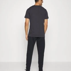 Under Armour ESSENTIAL - Spodnie Treningowe - Black/white 2 Under Armour ESSENTIAL - Spodnie Treningowe - Black/white -Under Armour shop 54666b8b744d4c7091de5f753afe8c01 scaled