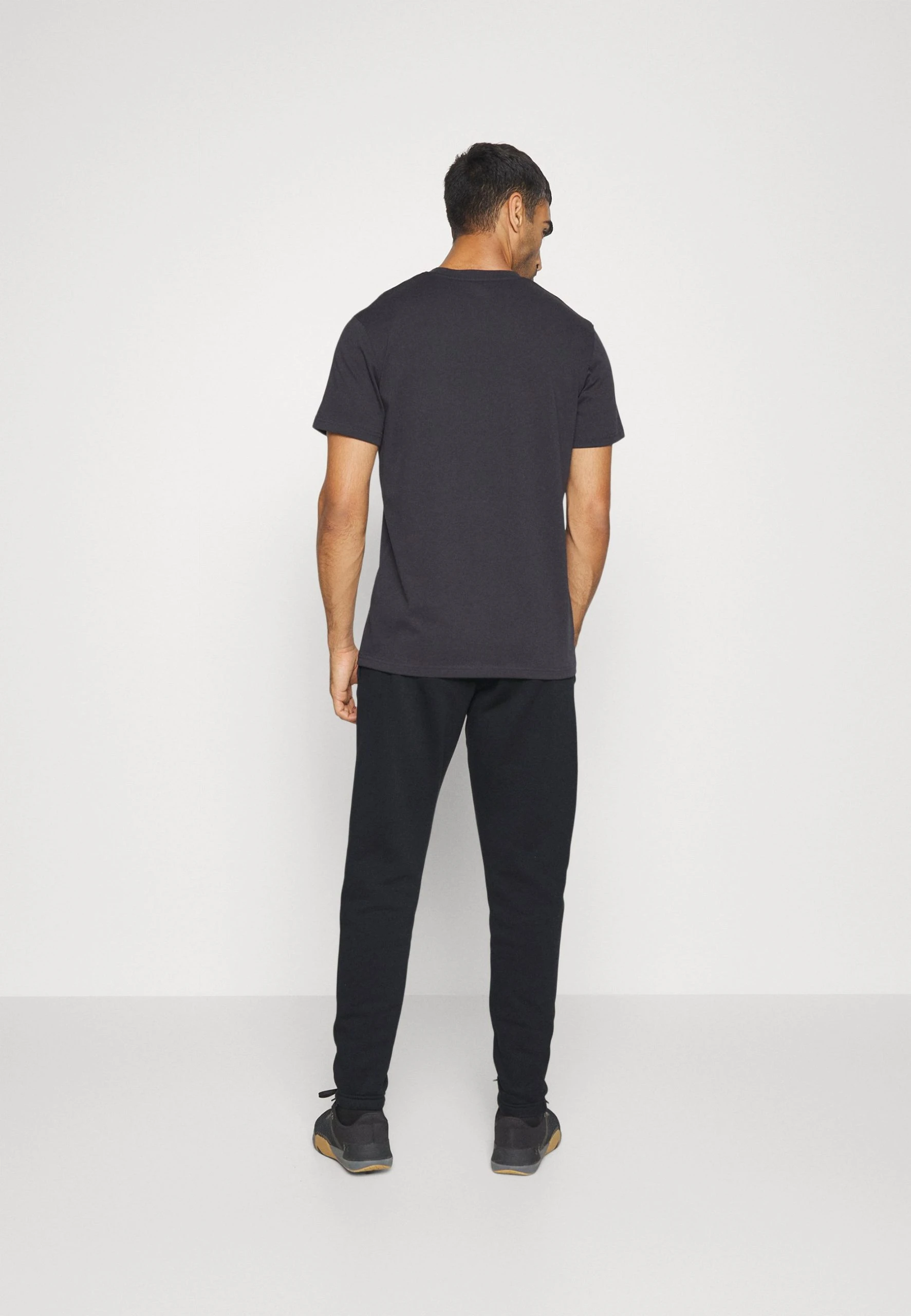 ESSENTIAL - Spodnie treningowe - black/white Under Armour ESSENTIAL - Spodnie Treningowe - Black/white -Under Armour shop 54666b8b744d4c7091de5f753afe8c01 scaled