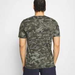 Under Armour CAMO - T-shirt Z Nadrukiem - Baroque Green -Under Armour shop 56c004ddbc76487699081d6b56007336 scaled