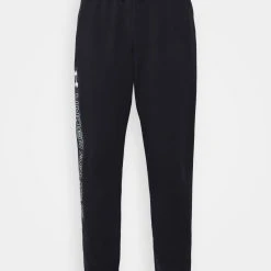 Under Armour RIVAL GRAPHIC JOGGER - Spodnie Treningowe - Black/white -Under Armour shop 5bc0dec5ac224bcc9362d1762d574e3a scaled