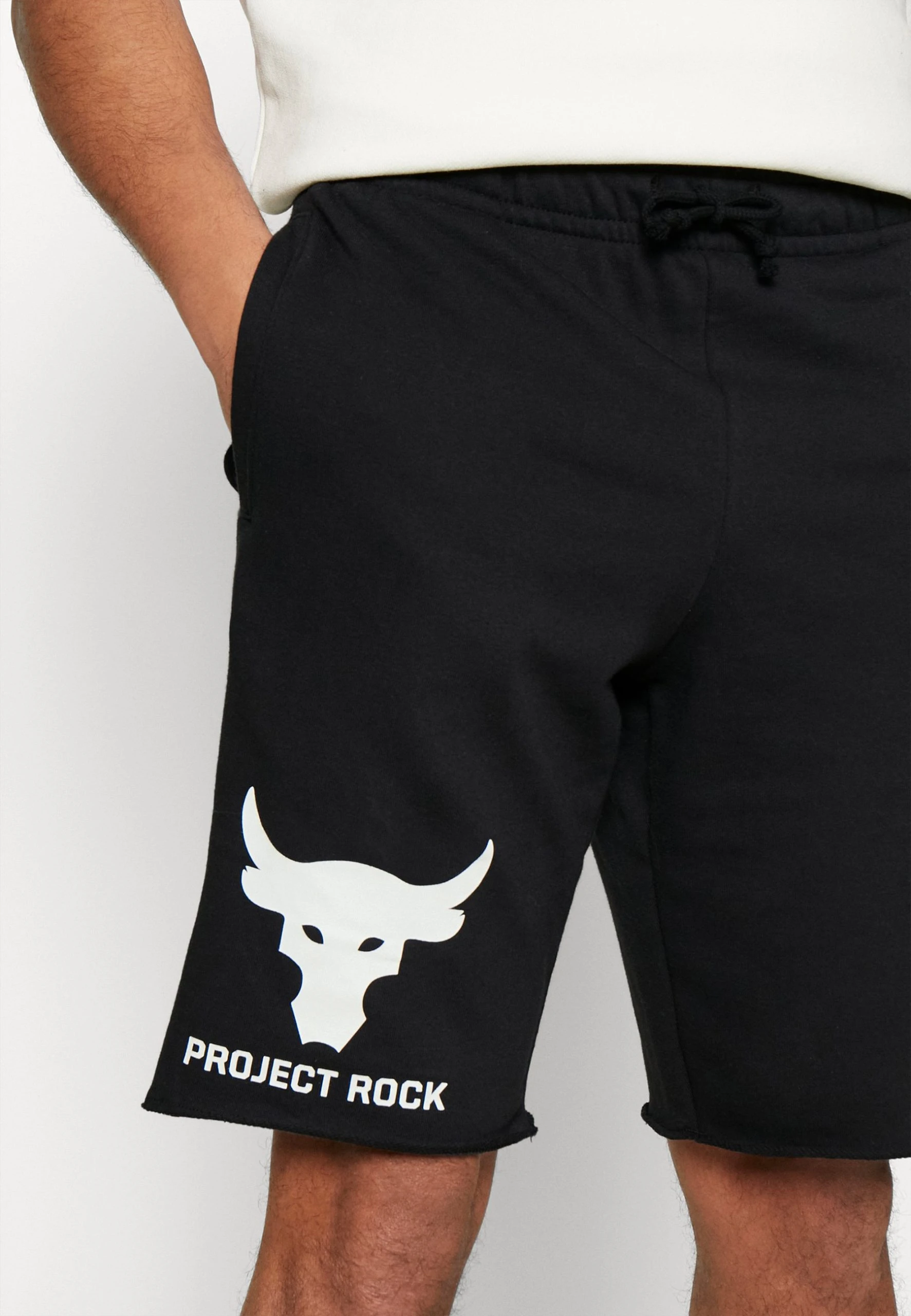 ROCK BULL - Krótkie spodenki sportowe - black/white Under Armour ROCK BULL - Krótkie Spodenki Sportowe - Black/white -Under Armour shop 5df8079cbd9a4227901fdbc566c1d992 scaled