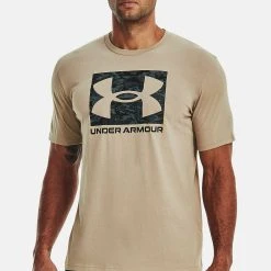 Under Armour ABC CAMO BOXED LOGO - T-shirt Z Nadrukiem - Sahara