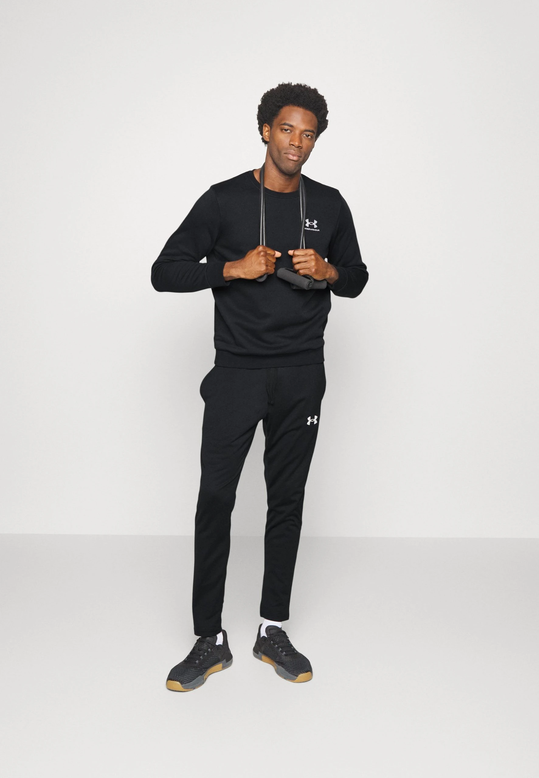 ESSENTIAL CREW - Bluza - black/white Under Armour ESSENTIAL CREW - Bluza - Black/white -Under Armour shop 66bfe69a32104715b348d031a97ff672 scaled