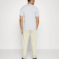 Under Armour RIVAL JOGGERS - Spodnie Treningowe - Khaki Base/onyx White 2 Under Armour RIVAL JOGGERS - Spodnie Treningowe - Khaki Base/onyx White -Under Armour shop 6818ddea428d4d09a74a20e6bb9bce70 scaled