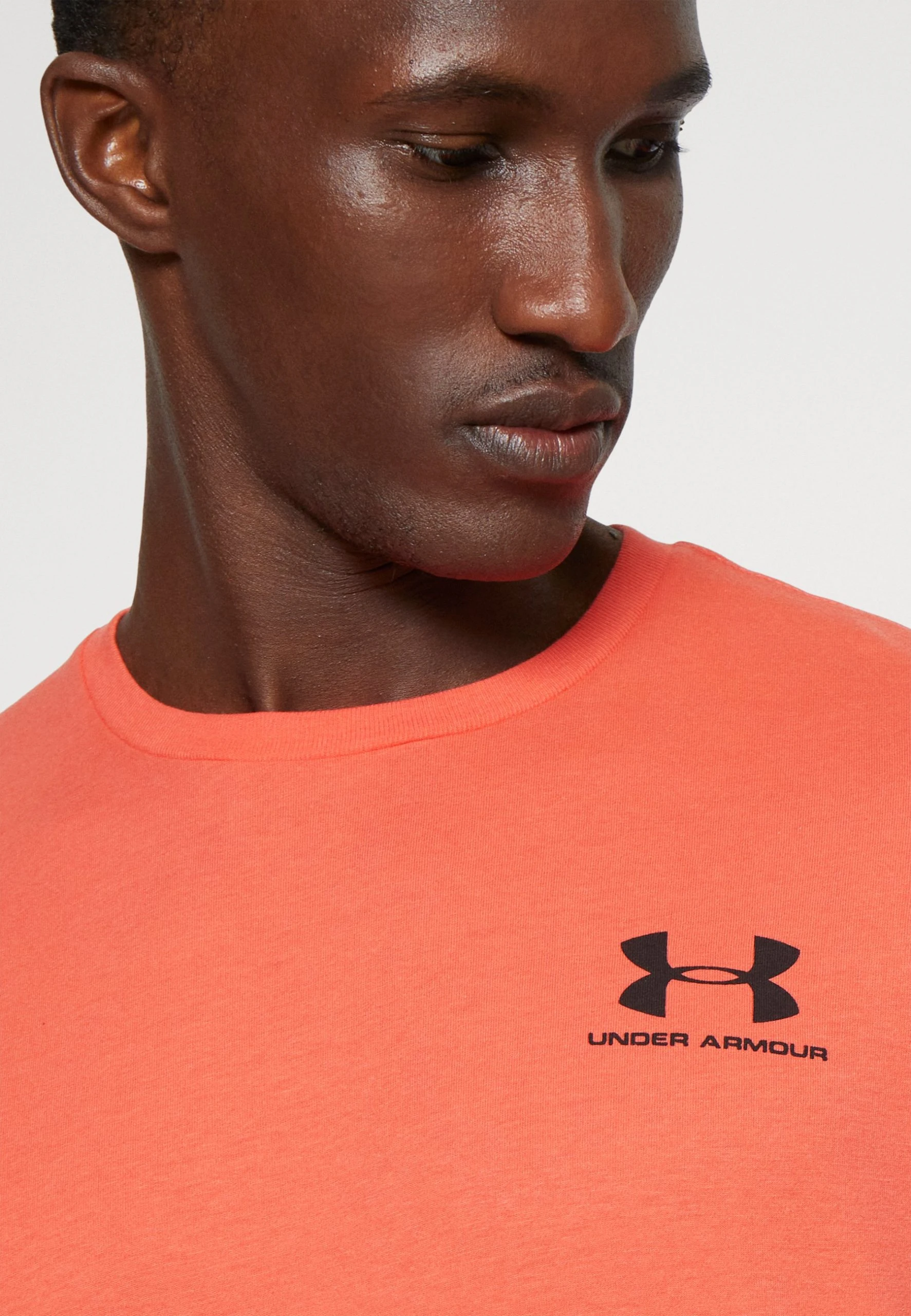 SPORTSTYLE - T-shirt basic - red/black Under Armour SPORTSTYLE - T-shirt Basic - Red/black -Under Armour shop 6b89f257a5094132968b3963cf2e7d12 scaled