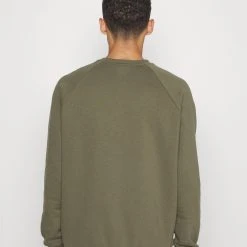 Under Armour RIVAL CREW - Bluza - Marine Green/white -Under Armour shop 704c4afcb5f64269bf9db3b6bb1d0f61 scaled