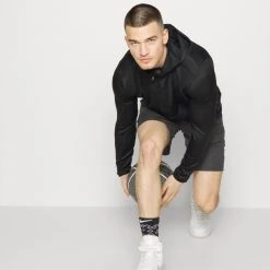 Under Armour BASELINE 10IN - Krótkie Spodenki Sportowe - Black -Under Armour shop 733b989e1c1a407d8d5d9b91d3d7a9ac scaled