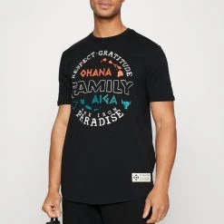 Under Armour PJT ROCK FAMILY - T-shirt Z Nadrukiem - Black/ivory -Under Armour shop 73f07ac281aa46cb95ba2c390d87fa04 scaled