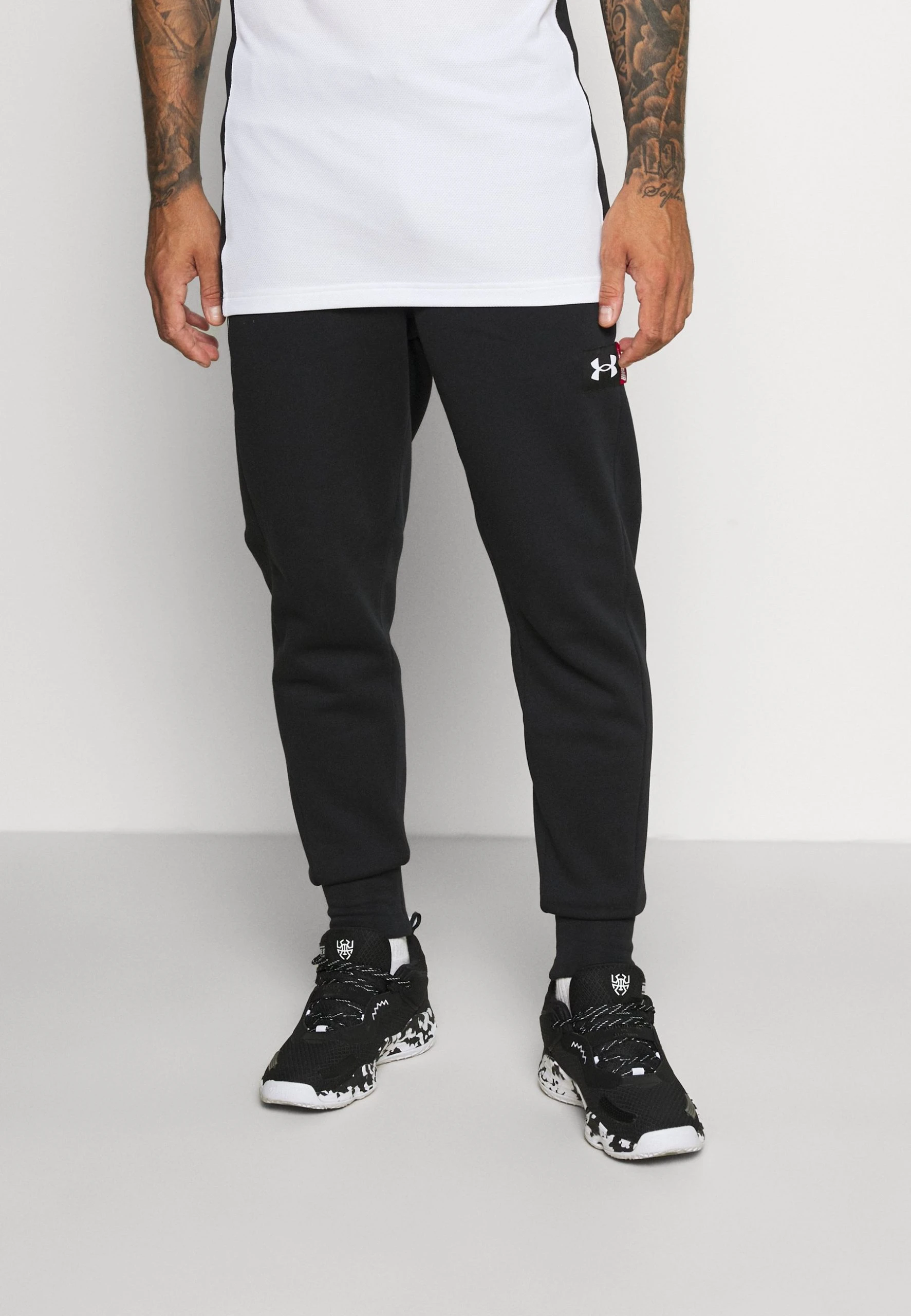 Under Armour BASELINE - Spodnie Treningowe - Black/grey 1 Under Armour BASELINE - Spodnie Treningowe - Black/grey