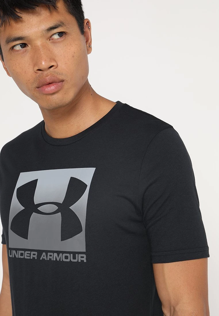 BOXED STYLE - T-shirt z nadrukiem - black/graphite Under Armour BOXED STYLE - T-shirt Z Nadrukiem - Black/graphite -Under Armour shop 77f736f4e59e492cb1ba4edc61d6471b