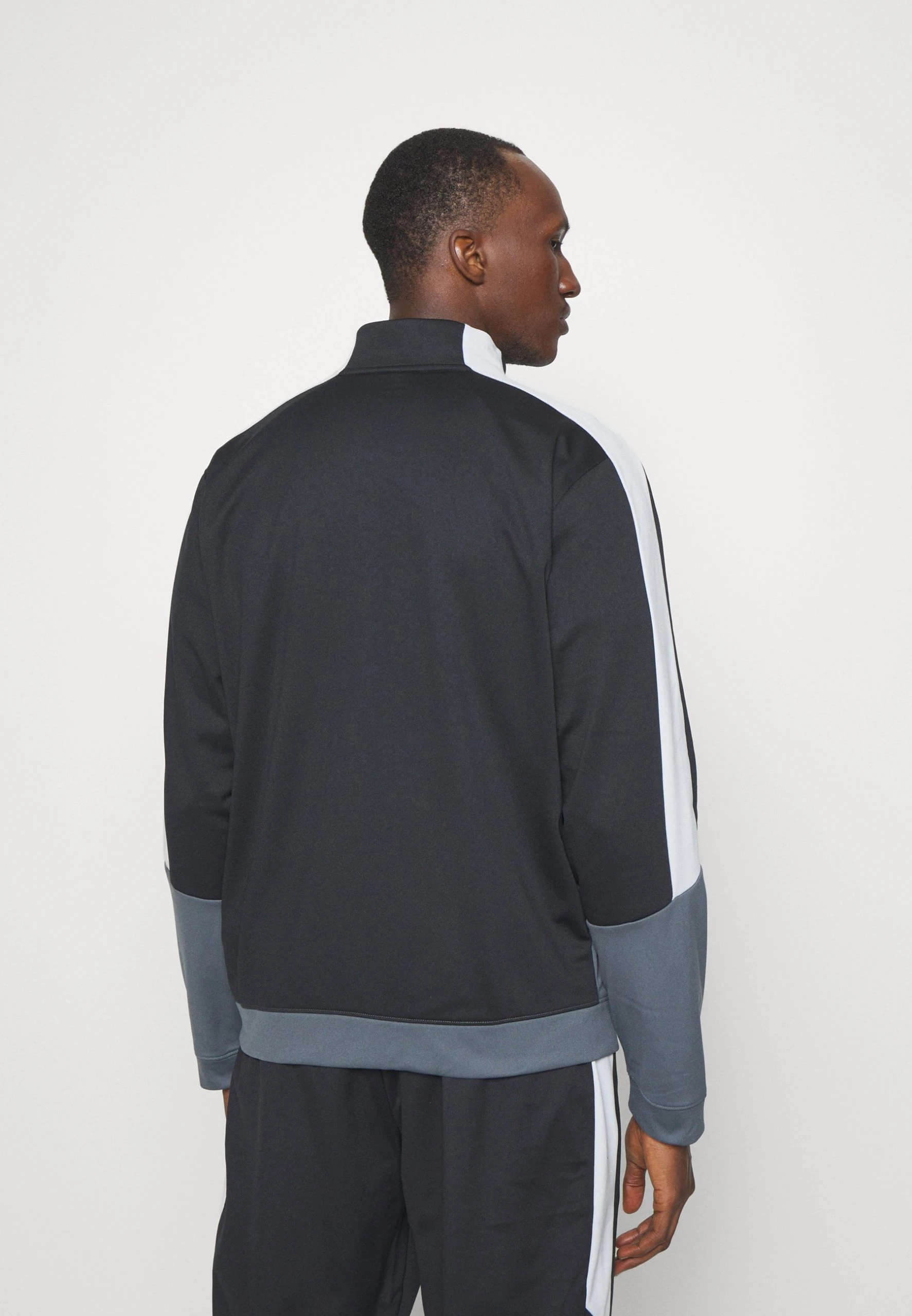 FASHION JACKET - Bluza rozpinana - black/pitch gray/white Under Armour FASHION JACKET - Bluza Rozpinana - Black/pitch Gray/white -Under Armour shop 7de41da07f734982b08b6ce1bea239b3 scaled