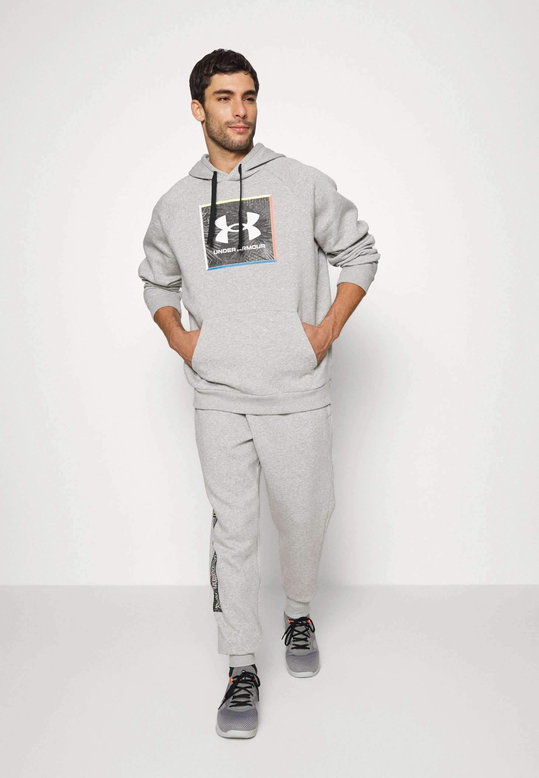 RIVAL GRAPHIC JOGGER - Spodnie treningowe - gray light heather/black Under Armour RIVAL GRAPHIC JOGGER - Spodnie Treningowe - Gray Light Heather/black -Under Armour shop 7e3ced11536e4ed88a29f32703f4b719 scaled