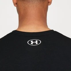 Under Armour PJT ROCK FAMILY - T-shirt Z Nadrukiem - Black/ivory -Under Armour shop 84efcb01a5df4cc9b65be9075128e957 scaled