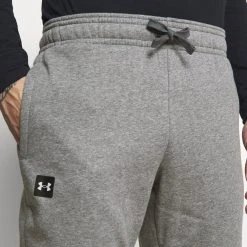 Under Armour RIVAL JOGGERS - Spodnie Treningowe - Pitch Gray Light Heather -Under Armour shop 85cc983b6657438f915bbd572d15333b scaled