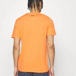 Under Armour SPORTSTYLE - T-shirt Basic - Frosted Orange 2 Under Armour SPORTSTYLE - T-shirt Basic - Frosted Orange -Under Armour shop 85eeb9774ad94d8c88a7b2f2f32784bc scaled