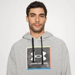 Under Armour RIVAL GRAPHIC HOODIE - Bluza - Gray Light Heather/black -Under Armour shop 893497b1488f4ce38f054602ae46ceeb scaled