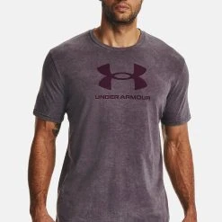Under Armour SHORT SLEEVE GRAPH UA WASH TONAL SPORTSTYLE SS - T-shirt Z Nadrukiem - Purple Stone Medium Heather