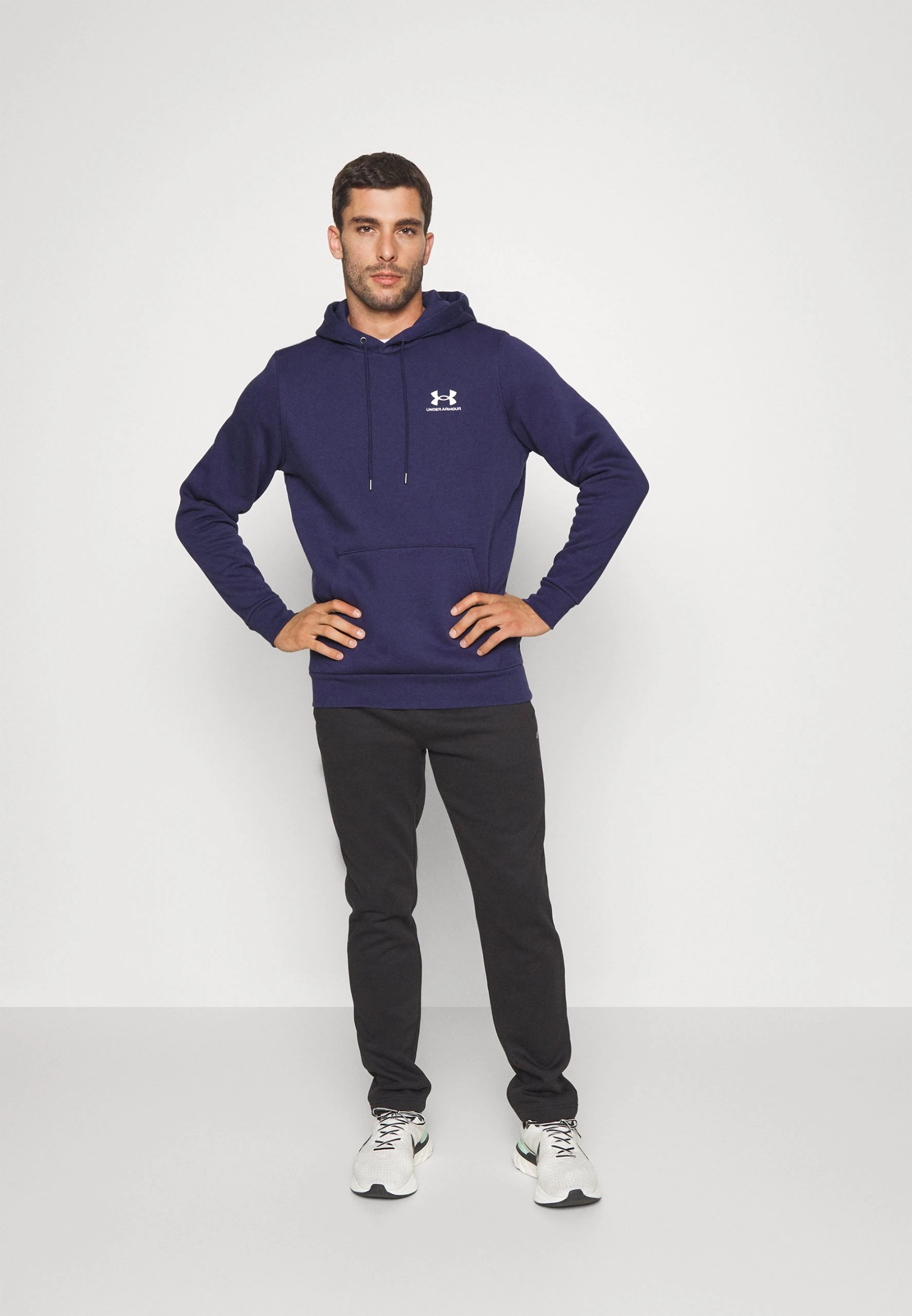 UA ESSENTIAL - Bluza z kapturem - midnight navy/white Under Armour UA ESSENTIAL - Bluza Z Kapturem - Midnight Navy/white -Under Armour shop 905cbdb4edb244e39b97eaf7218ae8c4 scaled