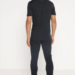 Under Armour BOXED STYLE - T-shirt Z Nadrukiem - Black/graphite 2 Under Armour BOXED STYLE - T-shirt Z Nadrukiem - Black/graphite -Under Armour shop 913e52aff51842809ace0899ceecb205