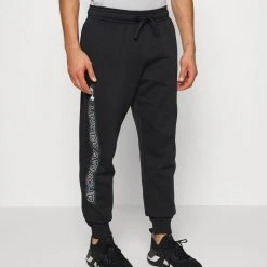 Under Armour RIVAL GRAPHIC JOGGER - Spodnie Treningowe - Black/white