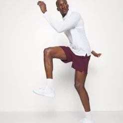 Under Armour LAUNCH - Krótkie Spodenki Sportowe - Dark Maroon -Under Armour shop 97836a08d85940a583029b09d7daab62 scaled