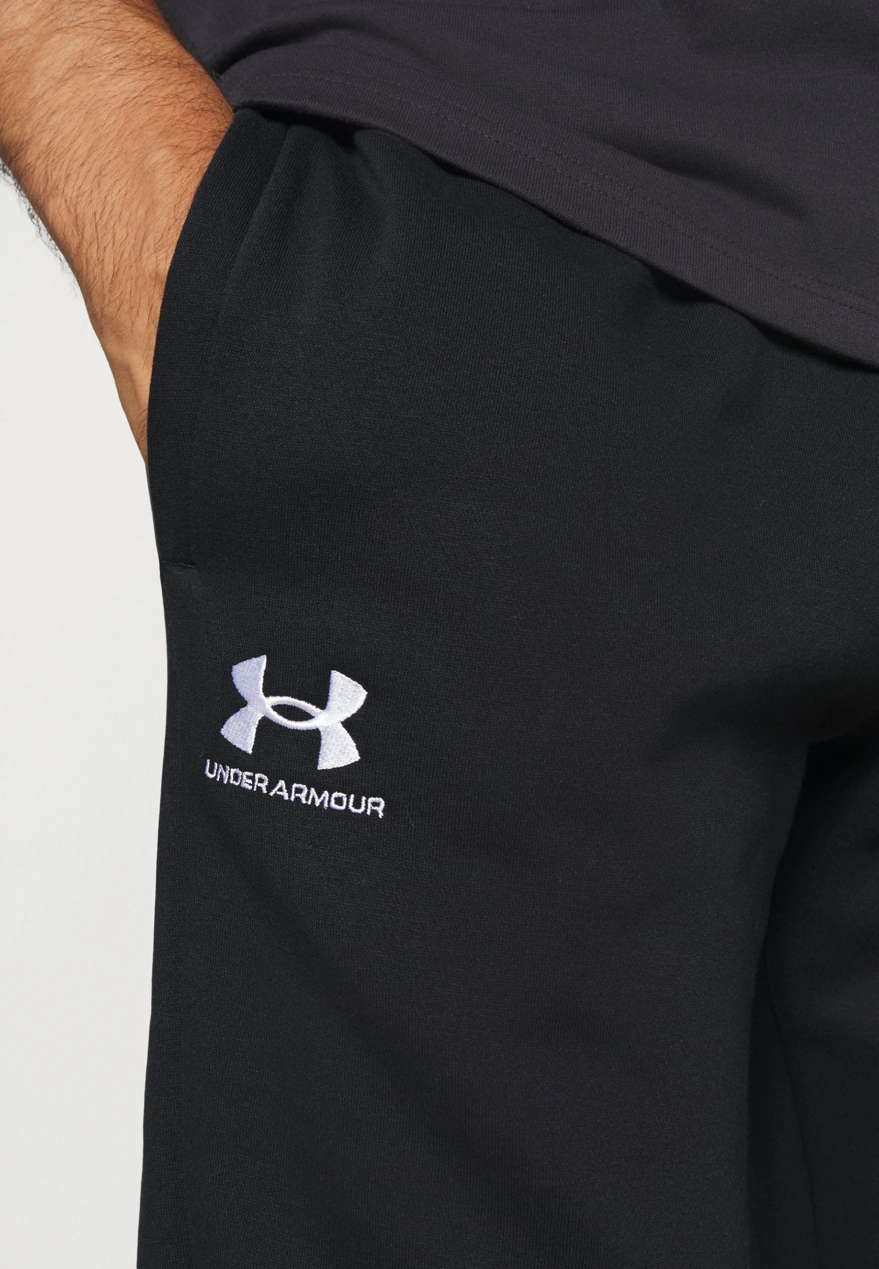 ESSENTIAL - Spodnie treningowe - black/white Under Armour ESSENTIAL - Spodnie Treningowe - Black/white -Under Armour shop 992851b2ca514b558c8e0e93b8f9bfe4 scaled