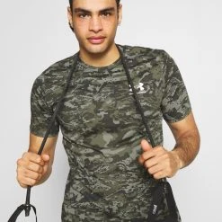 Under Armour CAMO - T-shirt Z Nadrukiem - Baroque Green -Under Armour shop 9a3c956959054561997cf635d3a47ab9 scaled