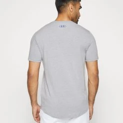 Under Armour ROCK CHAMP - T-shirt Z Nadrukiem - Steel Light Heather/blue Mirage 3 Under Armour ROCK CHAMP - T-shirt Z Nadrukiem - Steel Light Heather/blue Mirage -Under Armour shop 9abd5284300e417bace5eae9a4a47c2e scaled