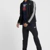 Under Armour BOXED STYLE - T-shirt Z Nadrukiem - Academy/red