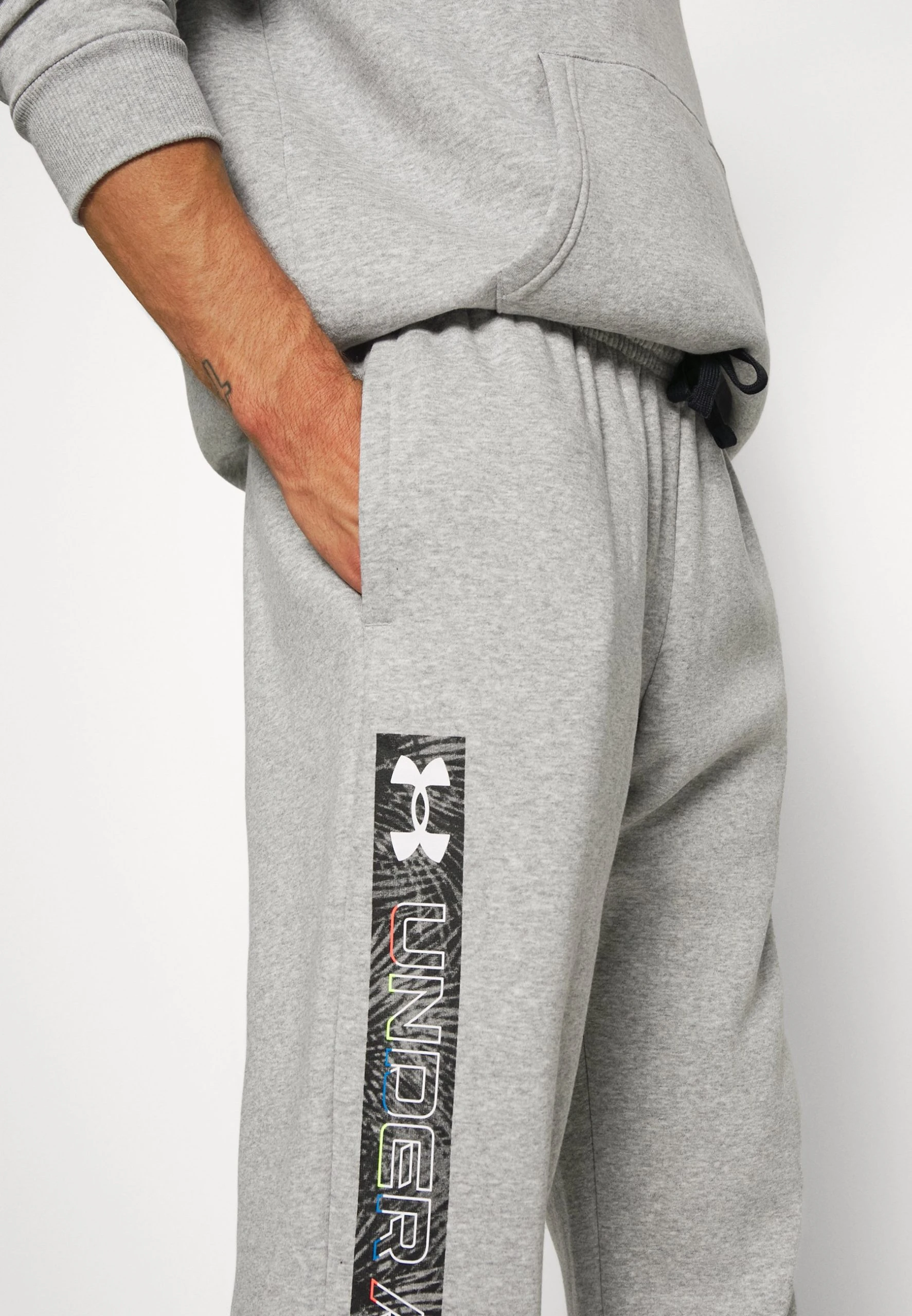 RIVAL GRAPHIC JOGGER - Spodnie treningowe - gray light heather/black Under Armour RIVAL GRAPHIC JOGGER - Spodnie Treningowe - Gray Light Heather/black -Under Armour shop 9d76186153764b15a87e106ff5782d6f scaled