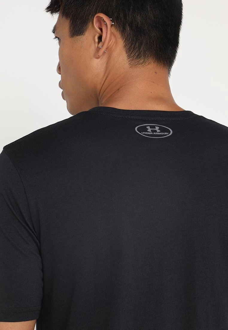 BOXED STYLE - T-shirt z nadrukiem - black/graphite Under Armour BOXED STYLE - T-shirt Z Nadrukiem - Black/graphite -Under Armour shop a5abeb71a6474daf8dd5392eeaef93c5